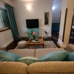 dnevni boravak apartman Herceg Novi sa TV i sofom