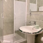 Kupatilo sa tu&scaron; kabinom u apartmanu u Herceg Novom