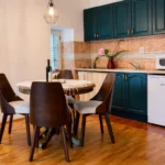 Apartmani Nautica Herceg Novi Studio sa balkonom Herceg Novi – trpezarija i opremljena kuhinja sa stolom za 4 osobe