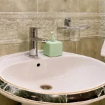 Apartmani Nautica Herceg Novi Kupatilo u studio apartmanu Herceg Novi sa balkonom – lavabo i moderno uređeni detalji