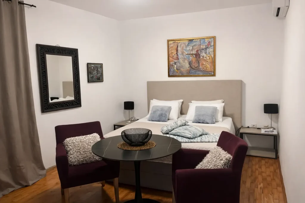 studio sa pogledom na vrt Herceg Novi udoban smje&scaron;taj sa bračnim krevetom