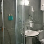 studio sa pogledom na vrt Herceg Novi kupatilo sa tu&scaron;em
