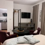 studio sa pogledom na vrt Herceg Novi enterijer sa kuhinjom i krevetom