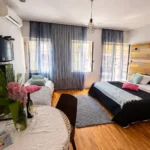 Apartmani Nautica Herceg Novi studio sa balkonom herceg novi enterijer dva kreveta balkon svjetlost