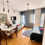 Apartmani Nautica Herceg Novi studio sa balkonom herceg novi enterijer prostor krevet tv balkon