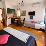 Apartmani Nautica Herceg Novi studio sa balkonom herceg novi kuhinja kreveti tv enterijer