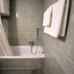 Apartmani Nautica Herceg Novi studio sa balkonom herceg novi kupatilo kada peskiri
